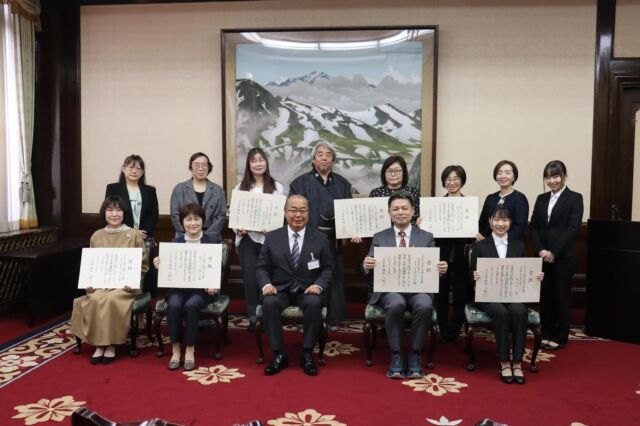 富山県では、県民総参加でこども・子育て支援に取り組む気運の醸成を図ることを目的に、県内においてこども・子育て支援に積極的に取り組む個人、団体、企業又は事業者にとやま子育て応援賞を授与しています。今年も表彰式が行われました。